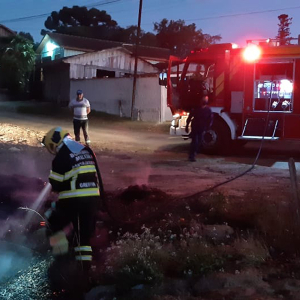 Incêndio em terreno baldio preocupa moradores na Vila Ivete