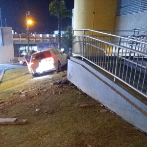 Golf perde o controle e invade canteiro do Banco do Brasil, em Mafra