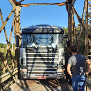 Carreta tenta atravessar ponte entre Campo do Tenente e Lapa e fica entalada