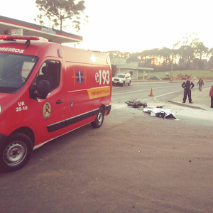 Motociclista morre após colidir com trator e moto incendiar em Itaiópolis
