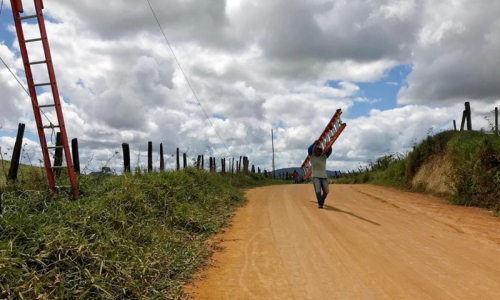 Projeto dá isenção no uso de postes para levar internet à área rural