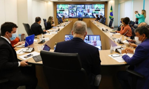 Governadores pedem mais vacinas e Alesc acena com aumento dos grupos prioritários