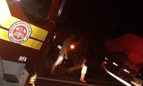 Colisão entre caminhonete e caminhão deixa motorista ferido em Mafra