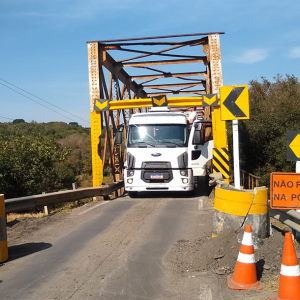 Caminhões desrespeitam sinalização e forçam travessia na ponte entre Campo do Tenente e Lapa
