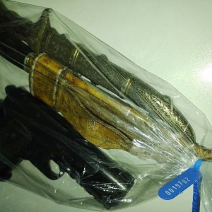 PM apreende facas e pistola de pressão em bar em Itaiópolis