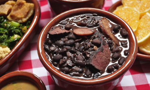 Associação promove venda de feijoada para ajudar moradores de rua em Mafra