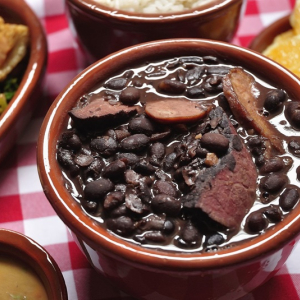 Associação promove venda de feijoada para ajudar moradores de rua em Mafra