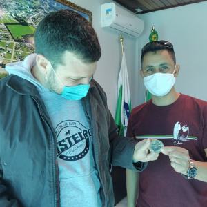 Sargento aviador naval visita Campo do Tenente e recebe homenagens