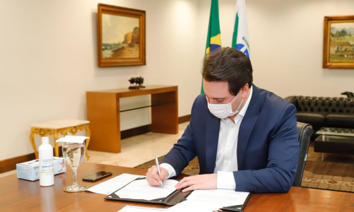 Com avanço da vacinação e queda nos indicadores, Paraná diminui restrições