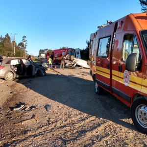 Uno capota em acidente entre três veículos na BR-280, em Mafra