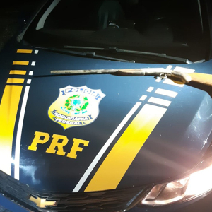 Vídeo: PRF flagra espingarda escondida em motor de carro e motorista é preso em Mafra