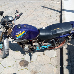 Motociclista sem CNH bate em carro e tenta fugir em Mafra