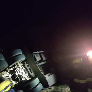 Carreta carregada de soja tomba na BR-280, em Mafra