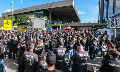 Sob tensão, Reforma da Previdência é aprovada na Alesc