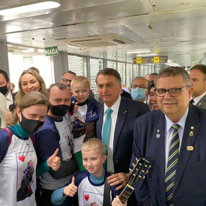 Bolsonaro recebe irmãos cantores de Mafra