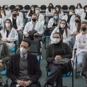 Calouros de Medicina são recepcionados com cerimônia pela UnC