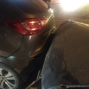 Alcoolizado e com CNH suspensa, motorista é preso após bater em veículo estacionado