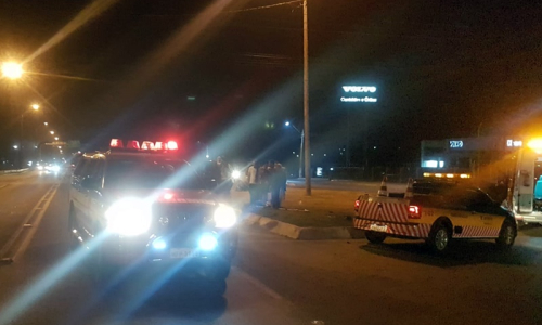 Colisão frontal entre carro e moto deixa mulher ferida na BR-116, em Mafra