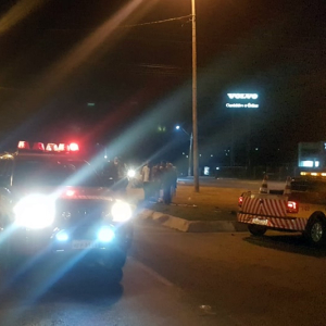 Colisão frontal entre carro e moto deixa mulher ferida na BR-116, em Mafra