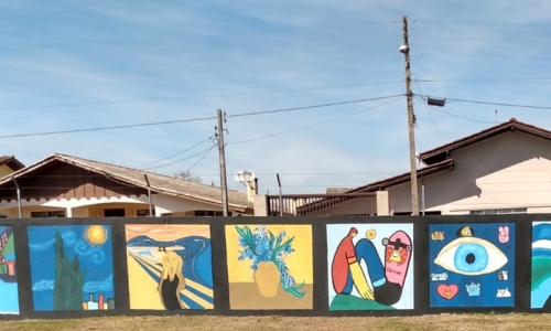 Alunos se inspiram em obras famosas e pintam muros de escola em Mafra