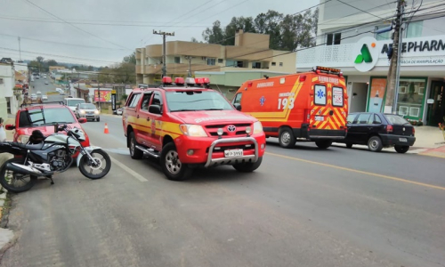 Colisão entre carro e moto deixa jovem ferido no Centro de Mafra