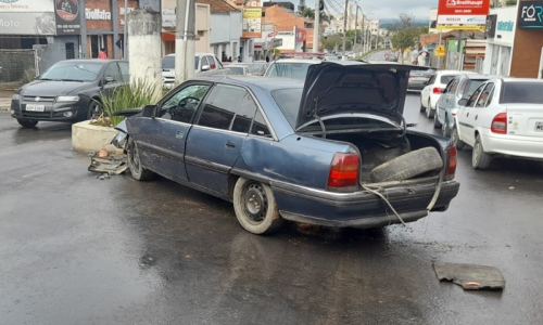 Carro colide com canteiro e deixa passageiro ferido na Avenida Nereu Ramos