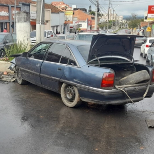 Carro colide com canteiro e deixa passageiro ferido na Avenida Nereu Ramos