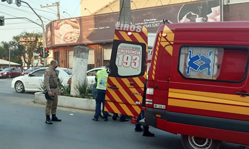 Mulher fica ferida após sofrer queda de moto na Avenida Nereu Ramos