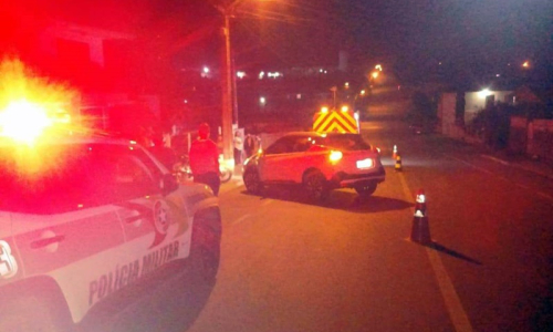 Duas pessoas ficam feridas após colisão entre carro e moto no Centro de Itaiópolis