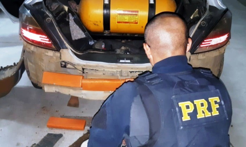 PRF encontra 25 quilos de maconha em veículo na BR280