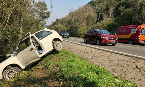 Colisão entre Gol e Onix deixa feridos na BR-280, em Mafra