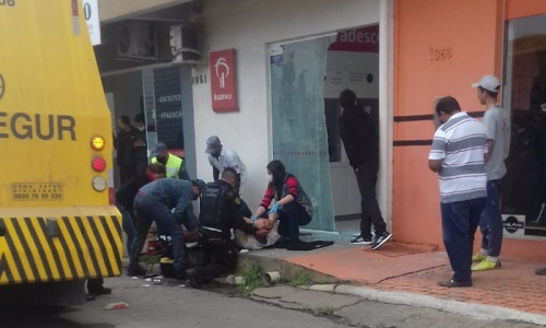 Carro forte é alvo de assaltantes armados em Três Barras