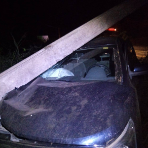 Carro sai da pista e bate em poste em Itaiópolis