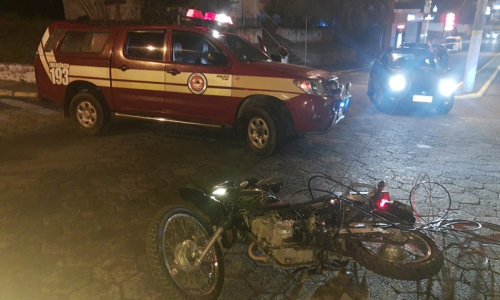 Homem fica ferido após cair de moto no Centro de Mafra