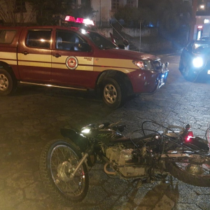 Homem fica ferido após cair de moto no Centro de Mafra