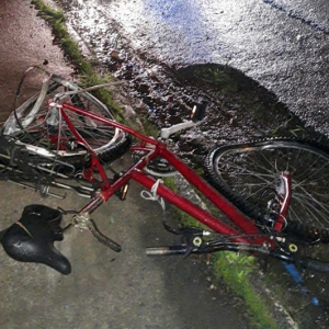 Veículo atropela ciclista e foge sem prestar socorro em Mafra