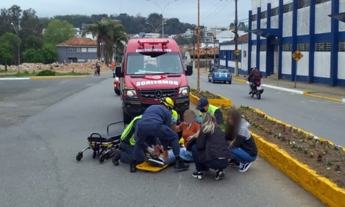 Colisão entre carro e moto deixa mulher de 36 anos ferida em Mafra