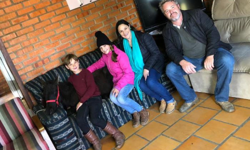 Eguinha rejeitada conquista amizade do pequeno Enzo, em Mafra