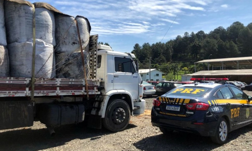 Caminhão com carvão sem comprovação ambiental é flagrado na BR-116, em Mafra