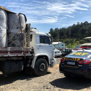 Caminhão com carvão sem comprovação ambiental é flagrado na BR-116, em Mafra