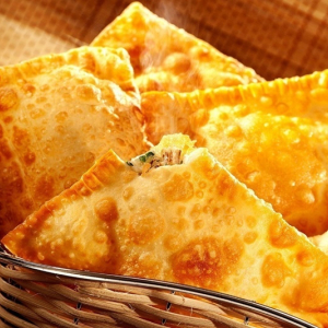 Bombeiros comunitários promovem venda de pastéis por drive-thru em Mafra
