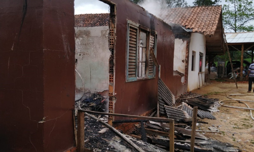 Casal precisa de ajuda para reconstruir casa destruída por incêndio