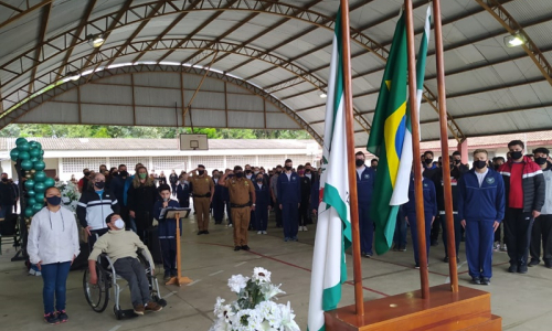 Solenidade marca entrega de uniformes a alunos dos colégios cívico-militares de Rio Negro