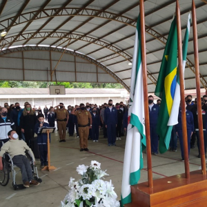 Solenidade marca entrega de uniformes a alunos dos colégios cívico-militares de Rio Negro