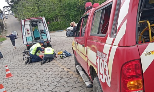 Motociclista fica ferida após colisão entre carro e moto no Passo