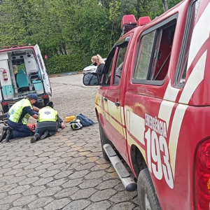 Motociclista fica ferida após colisão entre carro e moto no Passo