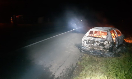 Homem põe fogo no próprio carro antes de ser apreendido na Lapa