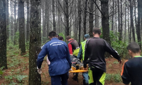 Bombeiros resgatam motociclista ferido durante trilha em Mafra