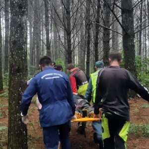 Bombeiros resgatam motociclista ferido durante trilha em Mafra