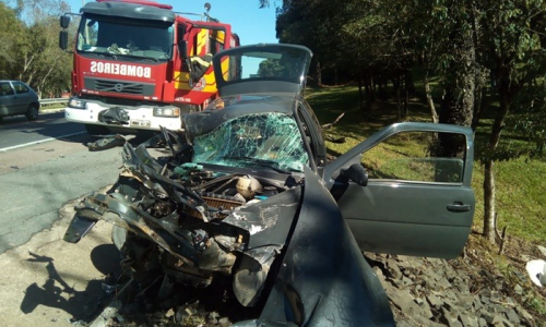 Motorista fica gravemente ferido após colidir contra caminhão em Mafra
